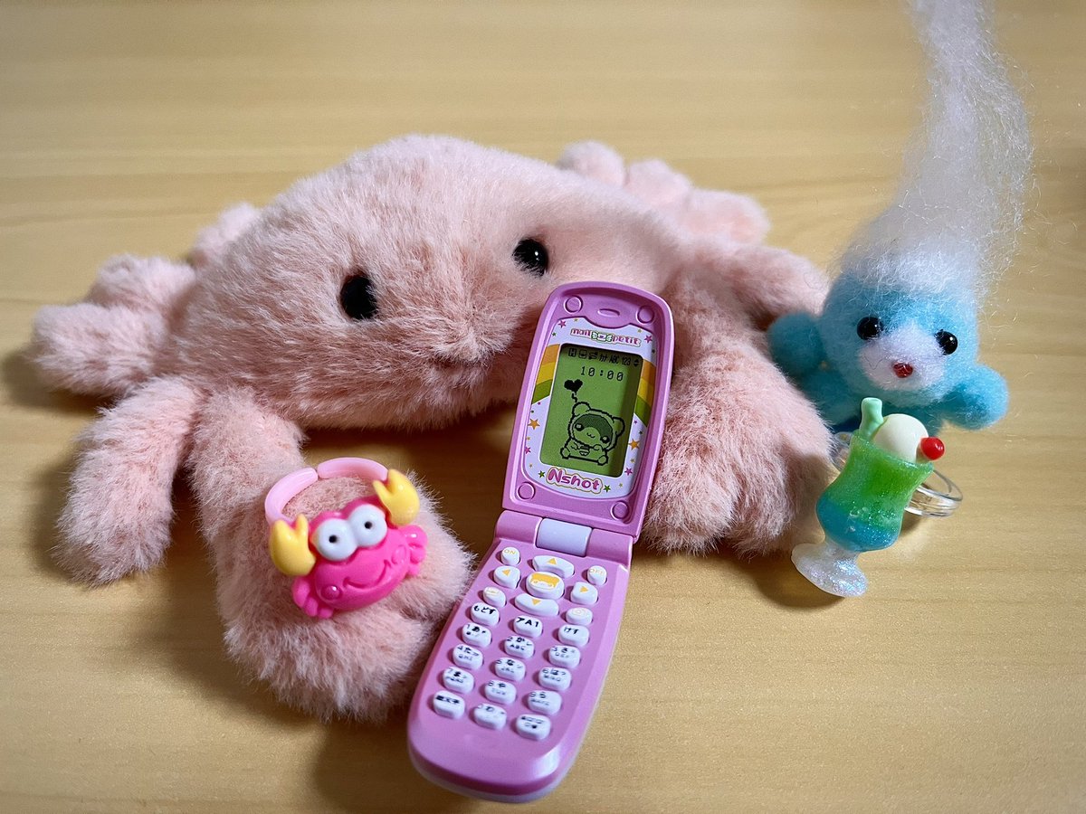 shitsugaiki8's tweet photo. 最近買ってよかったもの、カニの指輪、クリームソーダの指輪、ちっちゃいガラケー🐬 https://t.co/hr0KdNNuYw