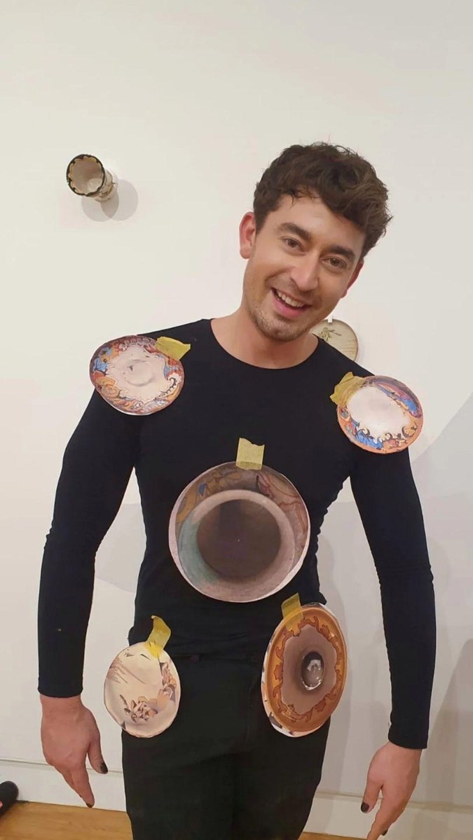 SoleilSun93's tweet photo. didn't have time for a proper costume 🎃🥲 https://t.co/iCGEm0twgM