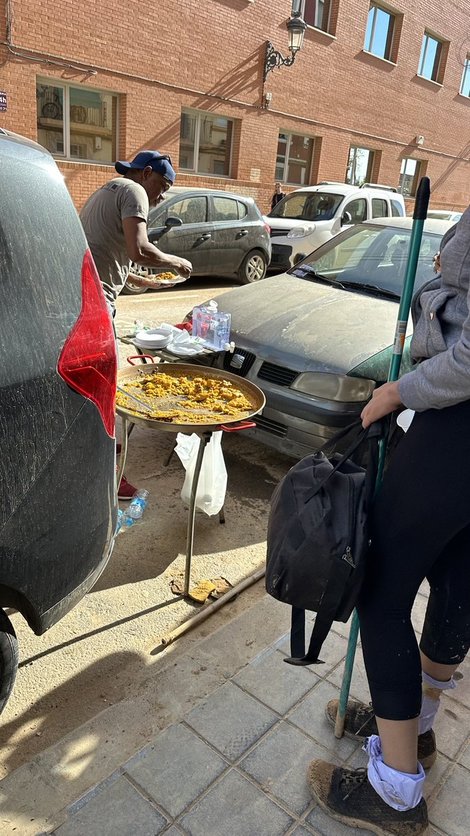 con dos cojones ha bajado y se ha puesto a hacer paellas para repartir a la gente