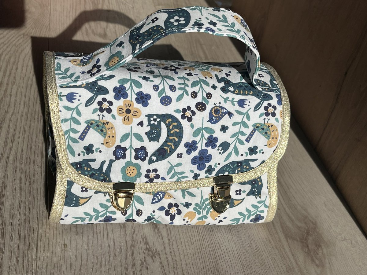 DrPioupiou's tweet photo. Ma petite trousse de toilette est terminée ! 
Ce nouveau projet couture m’a permis d’apprendre à poser des attaches cartable ! 
Elle peut être personnalisée avec le prénom 🪡 🧵 🐿️ 
Celle ci n’est pas à Vendre, commande possible via DM, RT appréciés. https://t.co/I2jsECXq6R