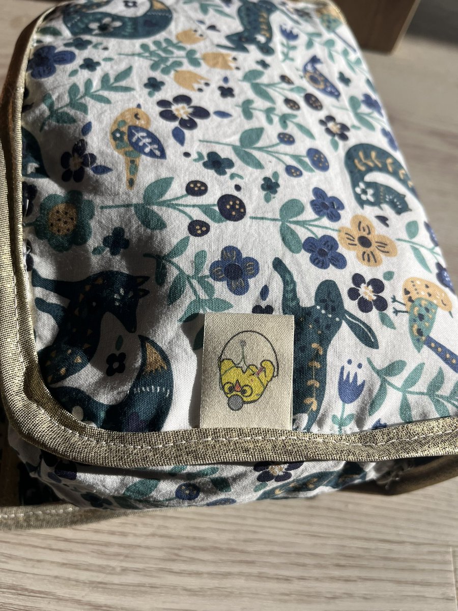DrPioupiou's tweet photo. Ma petite trousse de toilette est terminée ! 
Ce nouveau projet couture m’a permis d’apprendre à poser des attaches cartable ! 
Elle peut être personnalisée avec le prénom 🪡 🧵 🐿️ 
Celle ci n’est pas à Vendre, commande possible via DM, RT appréciés. https://t.co/I2jsECXq6R