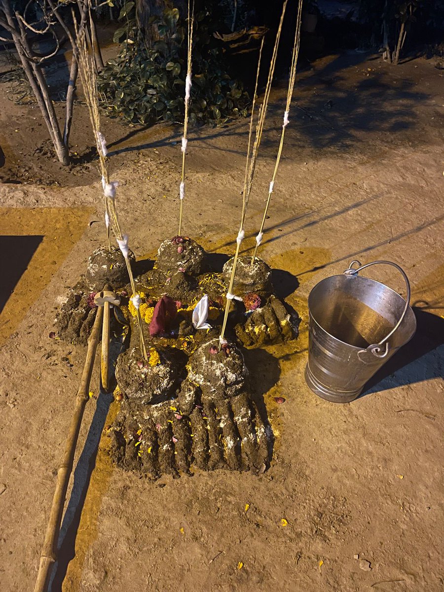 Ch_AnilKumarINC's tweet photo. भैया दूज से पूर्व आज घरों में गोवर्धन महाराज विराजमान हो गए हैं। 
पारंपरिक तरीके से भैया दूज के दिन होगी पूजा।

जय गोवर्धन महाराज।।। https://t.co/0aZkI63dc4