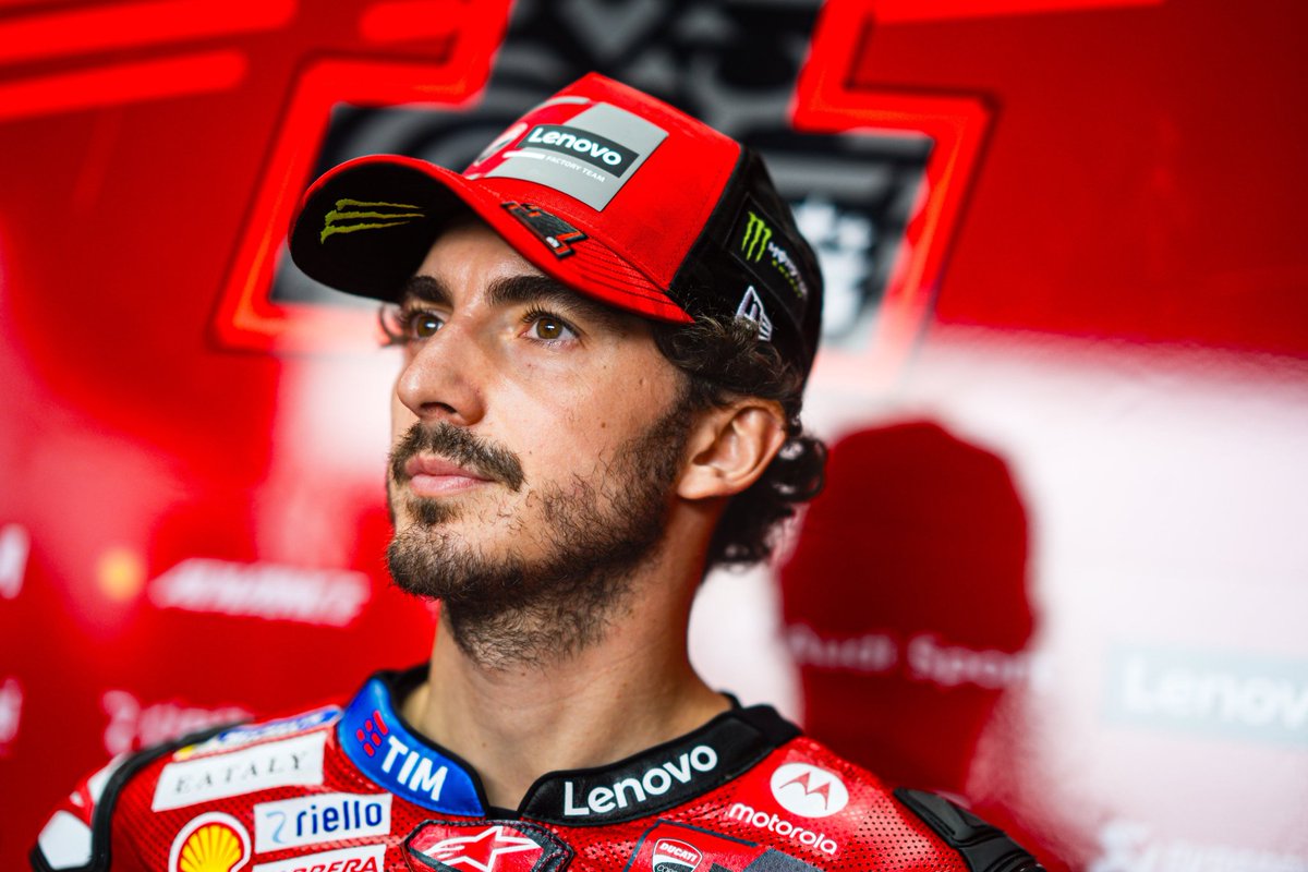 LiaCapizzi's tweet photo. Descrivi in due parole il concetto di leadership:
Pecco Bagnaia

“Anche a costo di perdere il Mondiale, io a Valencia non sono disposto a correre. Non penso sia giusto correre lì e spero che prendano in considerazione che a livello etico non è la situazione giusta né la cosa corretta”

Dopo 1 ora la decisione ufficiale: Annullato il GP di Valencia. Non si disputerà, si valutano alternative, altre sedi e date. Il comunicato."Siamo a fianco della comunità"

Già il fatto che fosse ancora in piedi l'ipotesi di disputare tra 2 settimane l'ultimo MotoGP della stagione a Valencia, dopo una simile tragedia con oltre 200 morti, era una follia. Oltre ogni minima comprensione. 
C'è voluta la presa di posizione netta di Pecco Bagnaia. Tanto onore e rispetto