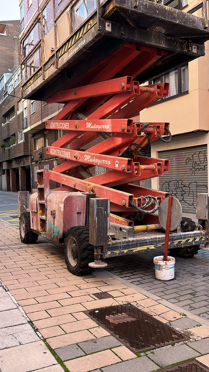 Cazuir's tweet photo. @PoliciaMV lleva un mes esto en la calle Juan Bravo…. sin usarse. Abandonado y sin movimiento… https://t.co/MXoCIfbjaP