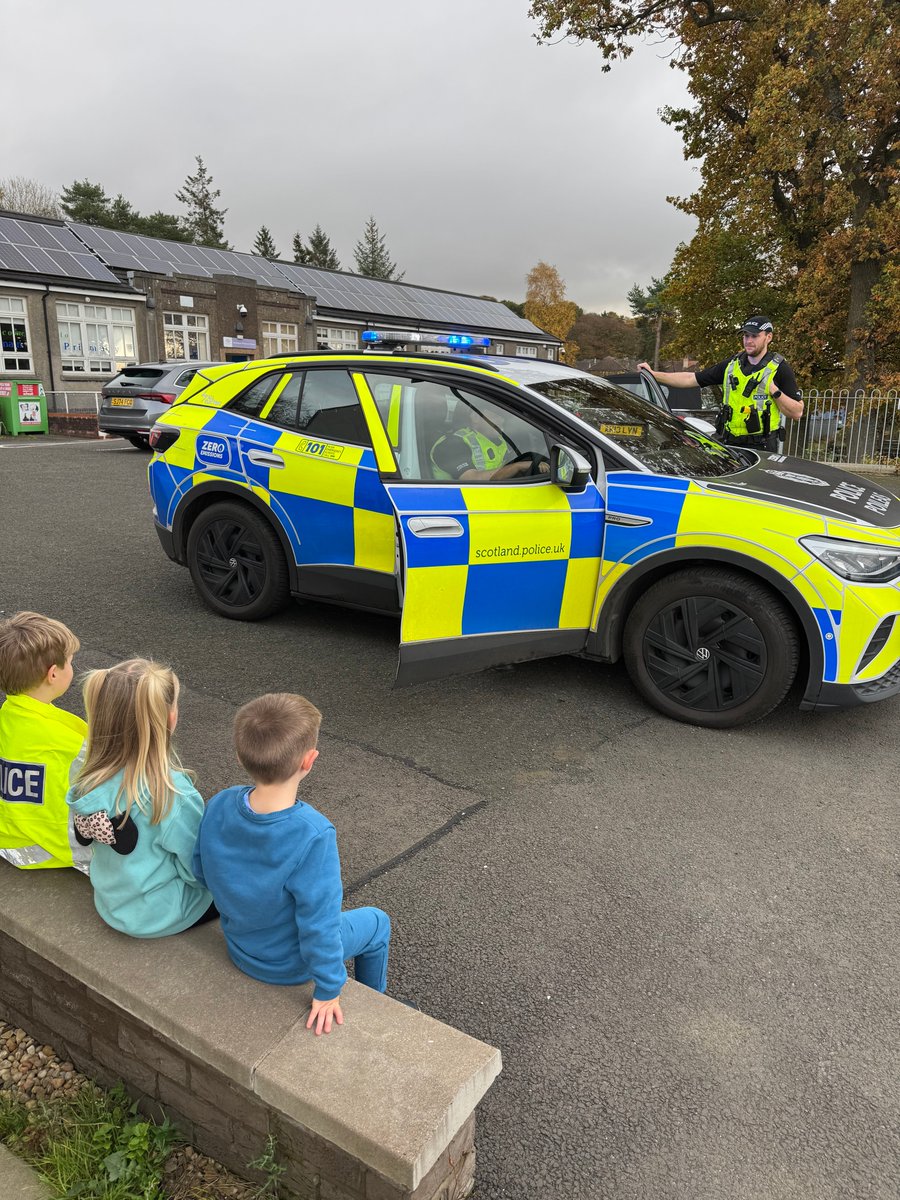 PSOSRenfInver's tweet image. PC's Dolan and Gilchrist from Renfrewshire's Local Problem Solving Team visited Inchinnan Community Nursery. 

They spent time speaking with them, showing equipment that help us do our jobs and showing them one of the newest electric cars. 

#LPST#KeepingPeopleSafe