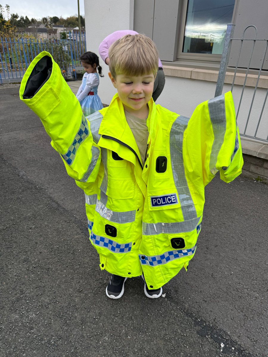 PSOSRenfInver's tweet image. PC's Dolan and Gilchrist from Renfrewshire's Local Problem Solving Team visited Inchinnan Community Nursery. 

They spent time speaking with them, showing equipment that help us do our jobs and showing them one of the newest electric cars. 

#LPST#KeepingPeopleSafe