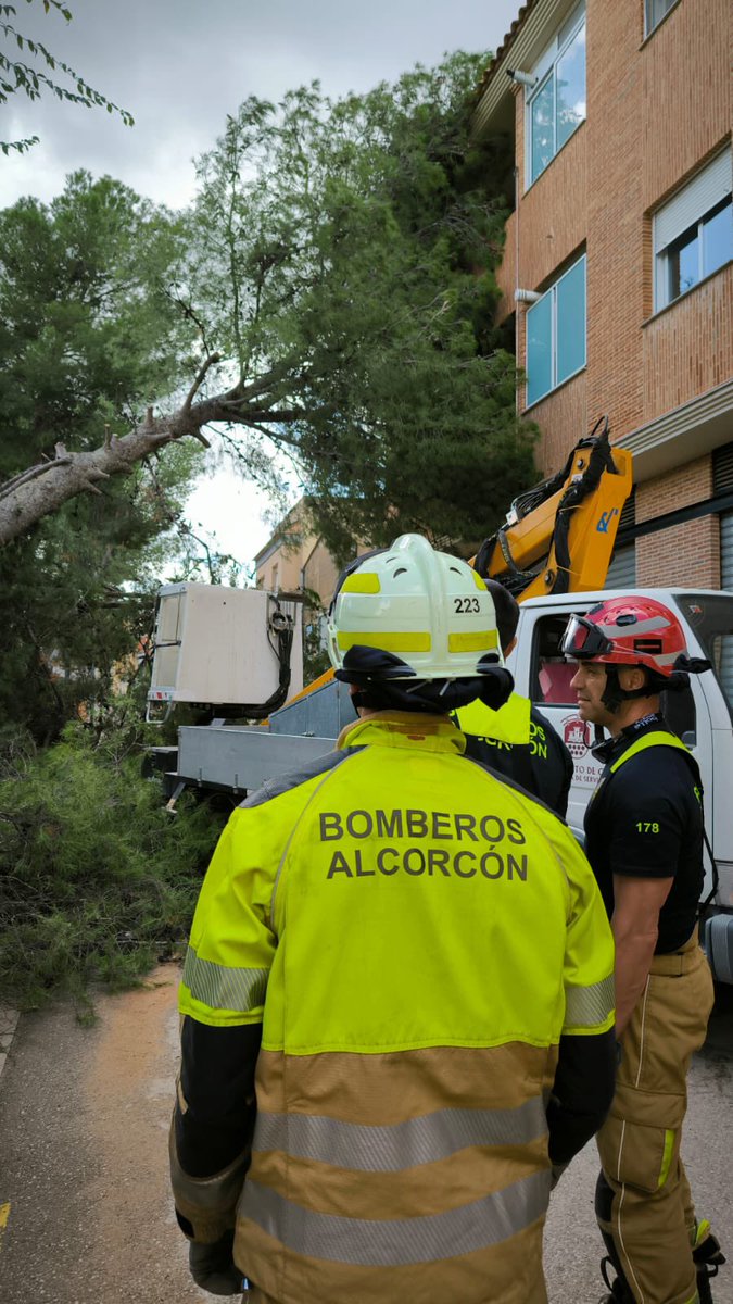 Nuestros bomberos voluntarios ya se encuentran operativos en #Cheste a cargo del Puesto de Mando Avanzado establecido en Ribarroja de Turia que dirige #bomberos.
Las indicaciones que les dan es intentar resolver las incidencias urgentes que tenga Cheste y seguir a cargo del PMA