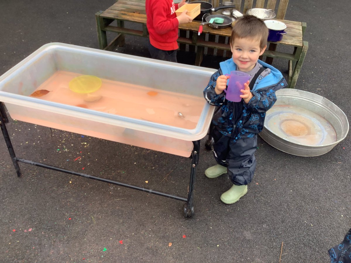 The 2’s have been enjoying a variety of Halloween activities this week! They have loved painting pumpkins, water play and using the cutters to cut out spooky shapes with the playdough🎃🎨