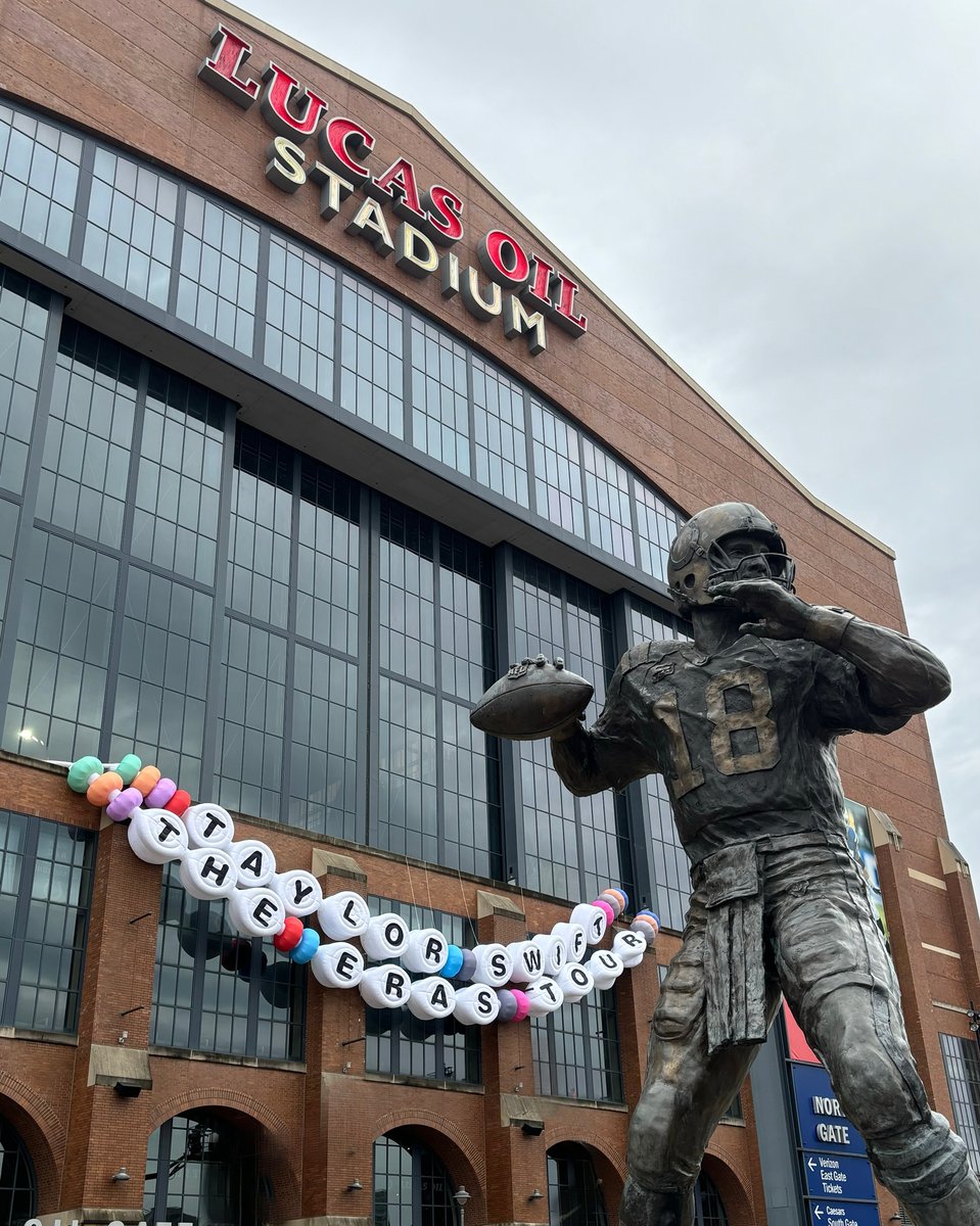 The wind has been less than cooperative with our friendship bracelets, but we know that friendships like this never end. Thank you NOLA and the <a href="/CaesarsDome/">Caesars Superdome</a>!  Enjoy yesterday's view 💜