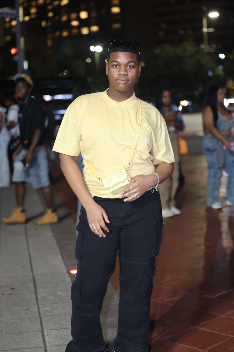 lifeofchaaase's tweet photo. get fly , it’s ESSENTIAL 📸 .  #lastlaptour #rodwaveconcert . https://t.co/drPscyiQMu