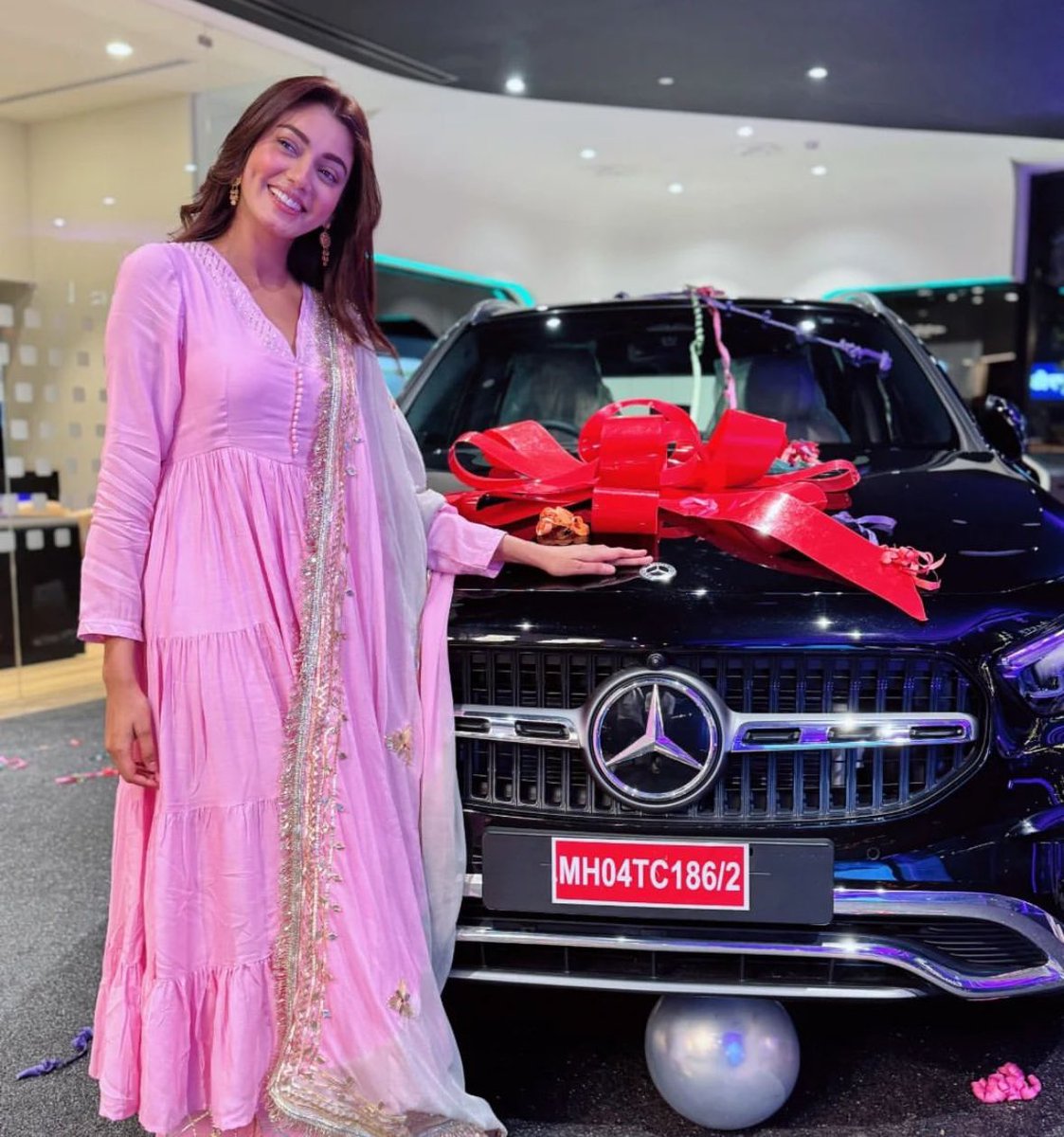 Tuff_syringe's tweet photo. Oh my godd 🧿

Congratulations #DIVA #sitaare ‘s are so so proud of youu,you deserve everything in your life and you got it 
MERCEDES GLA ( BENZY)  ❤️

#SanaMakbul #SanakeSitaare https://t.co/y2NfbQODKX