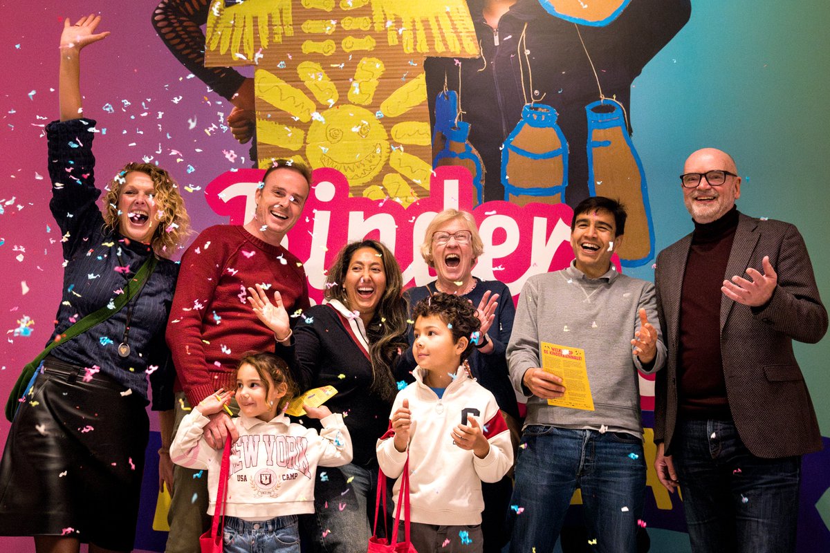 Vandaag ontvingen we de 100.000ste bezoeker voor de Kinderbiënnale! 🎉 Oliver (7) en zijn zusje Juliëtte (5) uit Leidschendam werden verrast met een goodiebag. Dit weekend is de laatste kans om de tentoonstelling te bezoeken, dus mis het niet! #kinderbiennale #groningermuseum