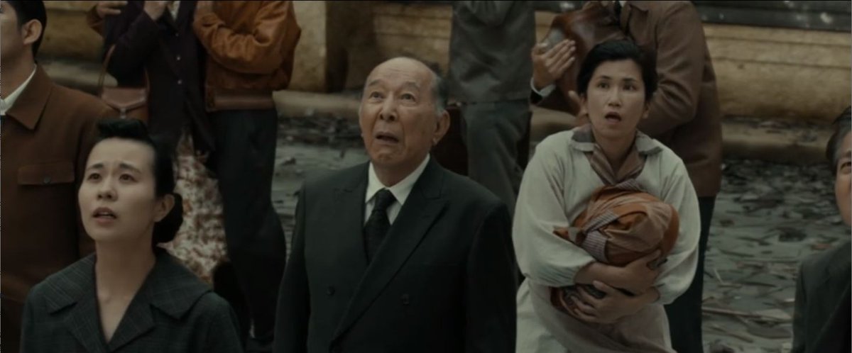 hitasuraeiga's tweet photo. ゴジラが放射熱線を放つシーンで一瞬だけ映る橋爪功さんは元々出演する予定ではなかったが、山崎監督が街でたまたま会った時に「ゴジラ撮ってるんだって？俺の出番は？」と言われたためエキストラとして参加することになったらしい（劇場で観た時メッチャ気になった😅）
#ゴジラマイナスワン https://t.co/4agSRJiEjE
