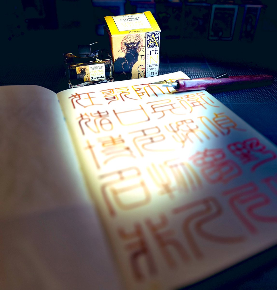 asahinaitsuku's tweet photo. #朝活書写 #朝活書写_1848 #夢野久作 #山本紙業 #COSMONOTE #コスモエアライト #Kuretake #InkCafe #アールヌーヴォーカラーインク #書芸呉竹 #ZEBRA #チタンGペンPRO #Gペン #つけペン #手書き #インク沼 
#透写紙 #Brause #オーナメンタルニブ #くらふと鈴来 

作者名はuniプロッキー
水性顔料マーカーにて。

Chrome yellow(作品名)
書芸呉竹(透写紙本文)