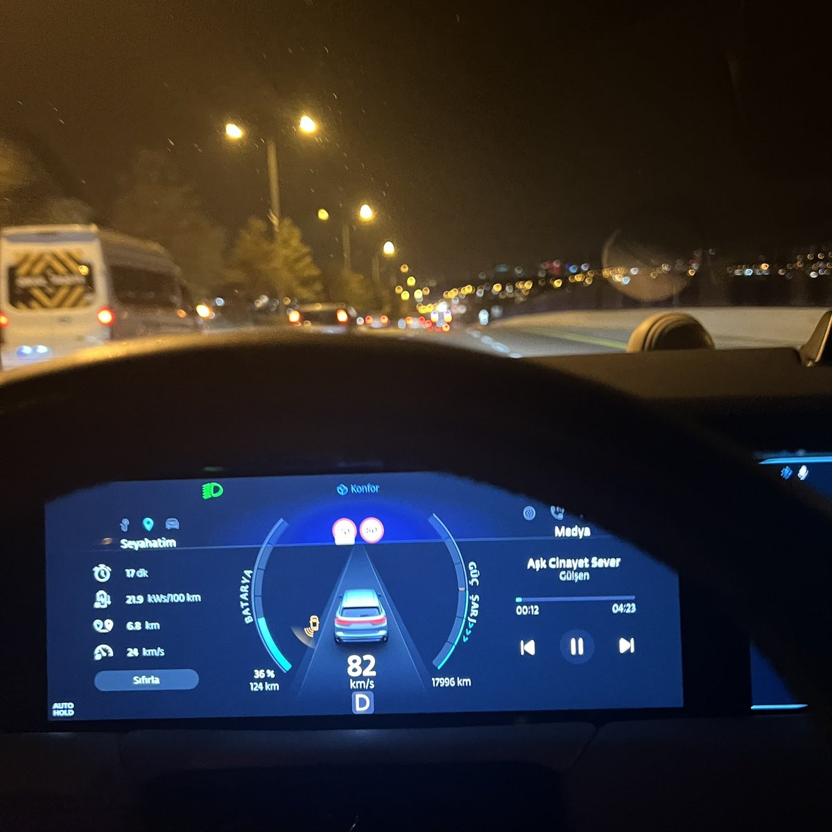 telefonumu bağlayayım şarj çek yalvarırım pilin bitmesin