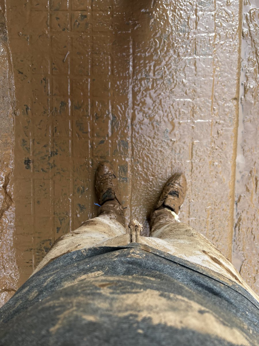 Goes__x's tweet photo. 🔴 TERCER DÍA DESPUÉS DE LA CATÁSTROFE 🔴

Llevamos desde las 8 de la mañana vaciando locales y ayudando a despejar puertas de casas atrapadas por montañas de basura y coches.

Salgo ahora hacia mi casa para comer por que lo que teniamos lo hemos repartido.

En 9 horas que hemos estado trabajando…0 PRESENCIA DE SERVICIOS DE EMERGENCIA ESTATALES…0

Hay gente que nos ofrecia su propia agua y comida para agradecer que se camine durante horas para tratar de hacer accesibles sus casas.

Se me encoge el pecho de las imágenes que estoy viendo estos días.

Lo único que puedo decir, es que después de todo SOLO EL PUEBLO SALVA AL PUEBLO.