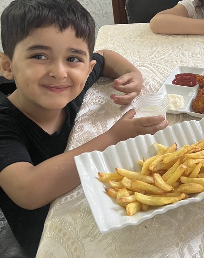 AsmaaMughari's tweet photo. وأذكر يا عبود.. بعد أكثر من أسبوع من بدء الحرب، طلبت مني يا ماما قائلاً: "ماما زمان ما عملتي أكل زاكي، نفسي بشاورما أو برجر" قلت لك إن خالك اليوم سذهب ويوفر لنا دجاج، وكانت أول مرة في حياتك تسألني عن الطعام وتشتهيه! حضرت لك يومها، ولم تأكل إلا القليل.. ويوم استشهادك طلبت مني ما تشتهيه وحضرته لك، لكنك قلت لي أيضًا إنك لم تعد تريده.. ذهبت وأنت لم تتناول وجبة الفطور لأنك لم تعد ترغب بها!

وآخر شيء أتذكره يا ماما.. أنني دخلت الغرفة لأطمئن عليك، فوجدتك جالسًا هادئًا، لا أعرف بماذا تفكر.. أكنت تعرف أنك تغادرني ماما؟ لماذا لم تقل لي؟ لماذا لم تأخذني معك؟ والله لا تغيب عن بالي لحظة يا ماما.. لا تغيب يا عبود!

ما ندري ما حل بنا لو أنكما بقيتما.. الآن، أظنك هانئاً ولا تشتهي شيئاً إلا وجدته.. لعن الله من جعلني أعيش كل هذا القهر .. لعنكم الله وأراني ثأري في هذه الحياة أولاً..
