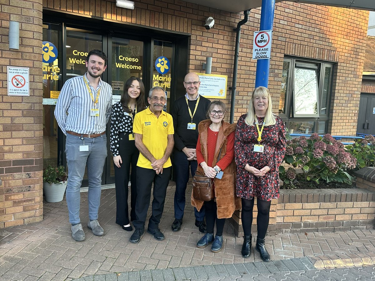 RachMarieJones1's tweet image. Yesterday it was great for @MarieCurieCymru Companion Volunteers Joe, Hazel &amp;amp; Eve to meet with @matthewreedblog and share experiences and the impact they are making through our Companion services at home and in hospital. A big thank you for all you do! 👏mariecurie.org.uk/help/companions