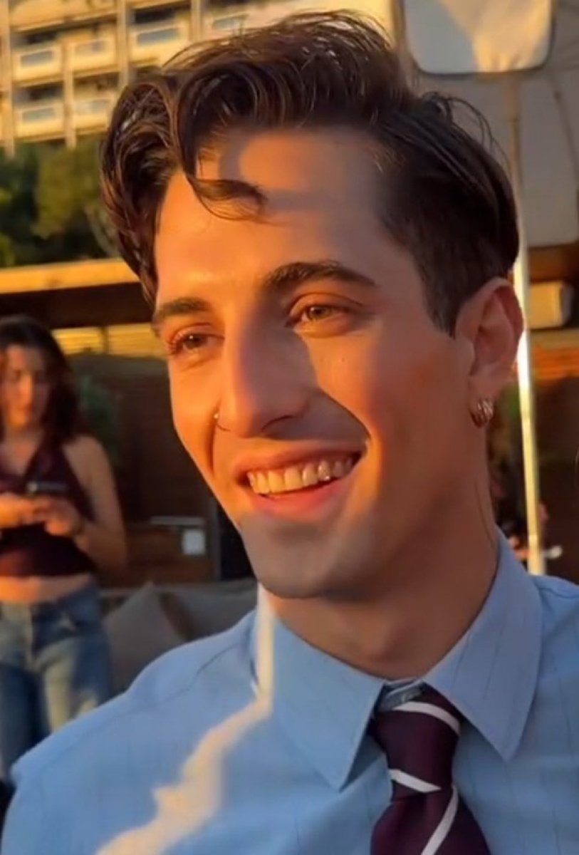 THE CURL ON HIS FOREHEAD OH MY GOD