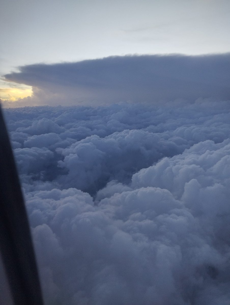 laurayp's tweet photo. #Dana a las 17:50 del día 29 de Octubre, vista desde el avión sobrevolando #Valencia . El avión al no poder aterrizar, se derivó a Alicante. @AlmansaMeteo @MeteoAltiplano @AEMET_Esp @AEMET_CValencia https://t.co/3XsutBGUtr