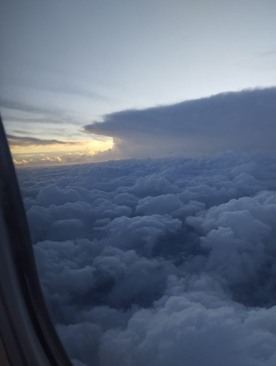 laurayp's tweet photo. #Dana a las 17:50 del día 29 de Octubre, vista desde el avión sobrevolando #Valencia . El avión al no poder aterrizar, se derivó a Alicante. @AlmansaMeteo @MeteoAltiplano @AEMET_Esp @AEMET_CValencia https://t.co/3XsutBGUtr