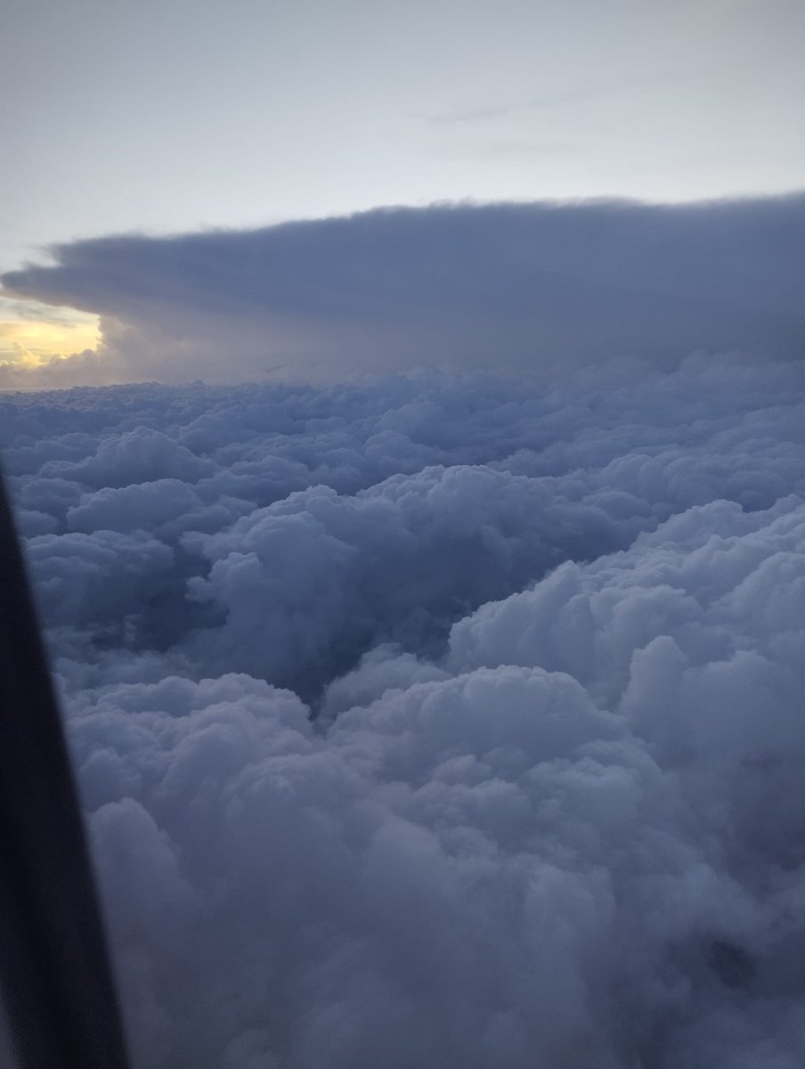 laurayp's tweet photo. #Dana a las 17:50 del día 29 de Octubre, vista desde el avión sobrevolando #Valencia . El avión al no poder aterrizar, se derivó a Alicante. @AlmansaMeteo @MeteoAltiplano @AEMET_Esp @AEMET_CValencia https://t.co/3XsutBGUtr
