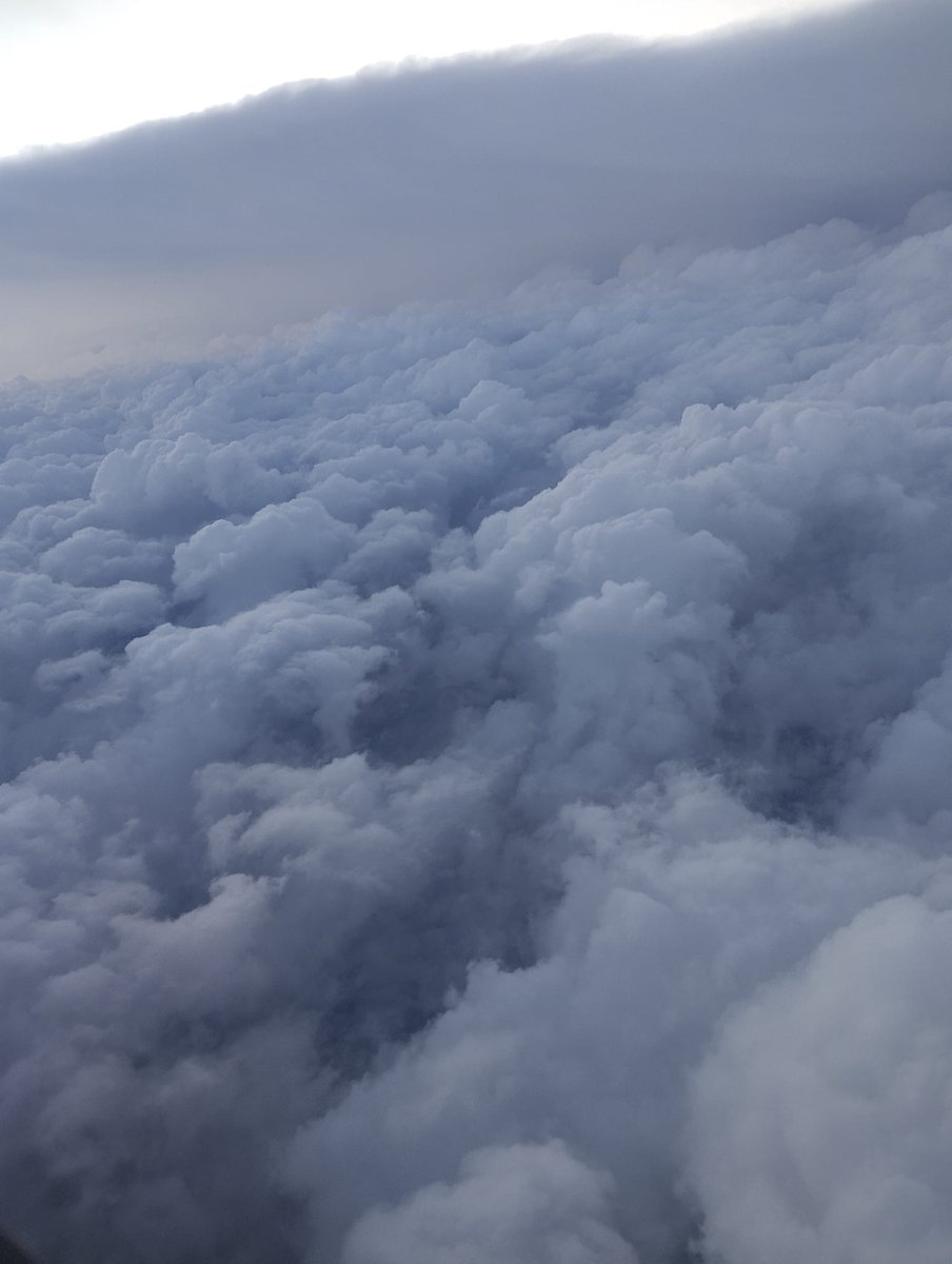 laurayp's tweet photo. #Dana a las 17:50 del día 29 de Octubre, vista desde el avión sobrevolando #Valencia . El avión al no poder aterrizar, se derivó a Alicante. @AlmansaMeteo @MeteoAltiplano @AEMET_Esp @AEMET_CValencia https://t.co/3XsutBGUtr