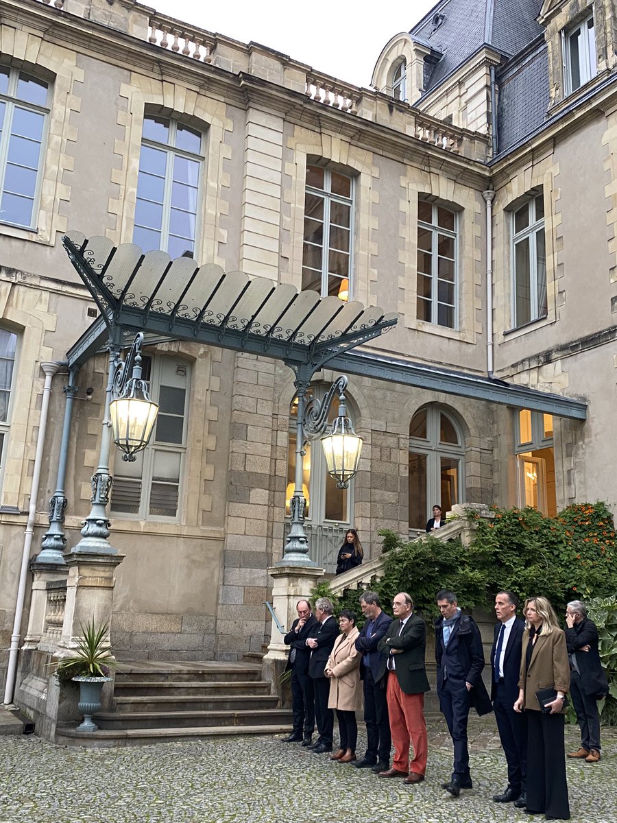 Le Président du département, députés, sénateurs, élue à la sécurité à la ville et élu à la Région sont présents pour accueillir le ministre de l’intérieur dans quelques minutes à la préfecture #Rennes