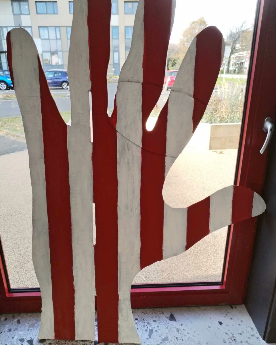 RealArtsWork's tweet photo. What a fantastic day it has been. We've started to work with participants on the giant signing hands. We will be back tomorrow to finish them off. It was lovely to see Wey Aye Deaf Festival  . 🖐🖐🎨 https://t.co/ZheCdFHTnT