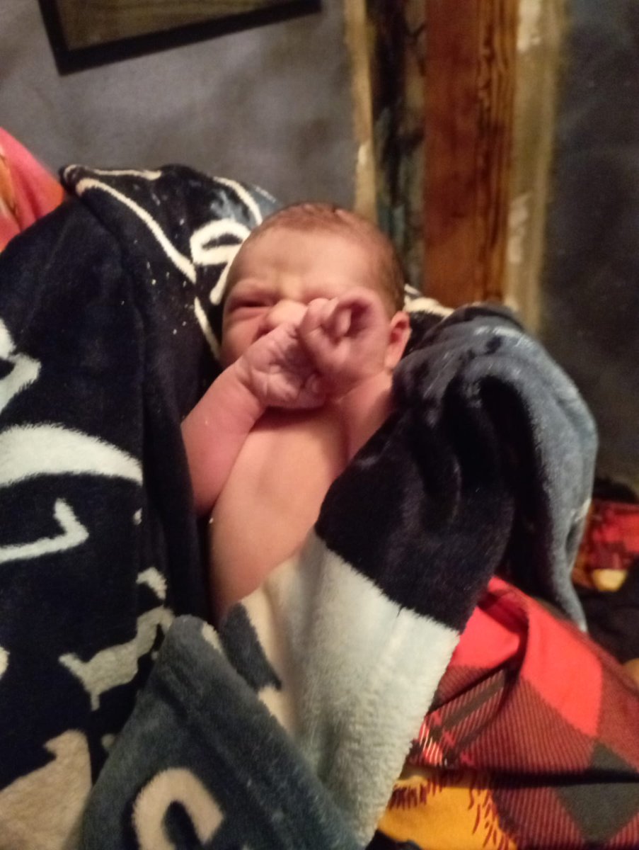 JZO III- ASISTENCIA A PARTO. Hoy 01:50 efectivos  concurren a  Cno. Colman asisten el parto de M.I de 30 años,  cortando cordón umbilical y dando  primeros auxilios al bebé recién nacido Emanuel siendo trasladados ambos en el móvil a H. P.  en buen estado de salud.