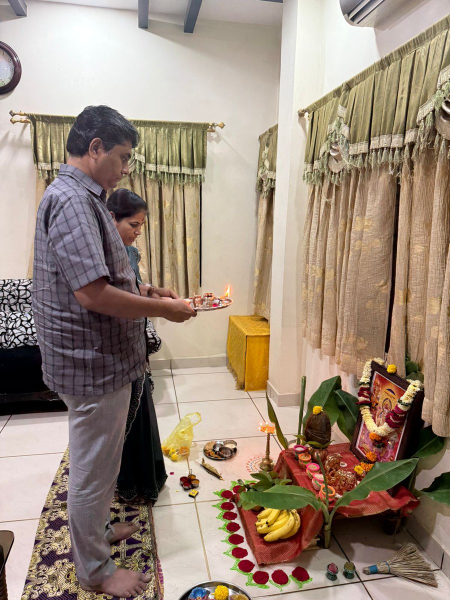 VMBhamble's tweet photo. महावरदायिनी लक्ष्मी आईसाहेबांची निवासस्थानी संपूर्ण परिवारासह पूजा केली. आजचे लक्ष्मीपूजन आपणा सर्वांच्या जीवनात सुख-समृद्धीचे तेज घेऊन येवो, ही प्रार्थना करून आपणा सर्वांचे यश, भरभराटी चिंतितो. 🙏🏻 https://t.co/hSO6gVhIws