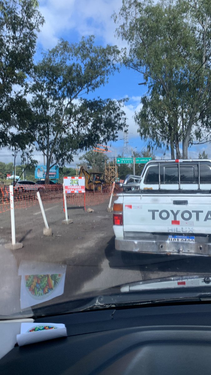 BogranJorge's tweet photo. @TRAFICOENTEGUS @JorgeAldanaB @AlcaldiaDCHN Por favor hablen la con la secretaria de Seguridad, que los policías de tránsito en ta zona se coordinen o hagan bien su trabajo, eso ayudaría a disminuir el tráfico en esta zona https://t.co/360Ayv9TD9