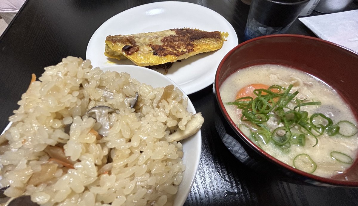 hirottaSE's tweet photo. #ねこのめし 
きのこご飯と英勲の粕汁 https://t.co/jhGbALizvA