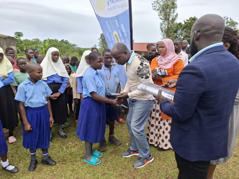 MayaRotary's tweet photo. We visited Waduduma Primary School-Mpigi and gave out scholastic materials and sanitary wear to the students as social cooperate responsibility. https://t.co/ZcHaSflvUW