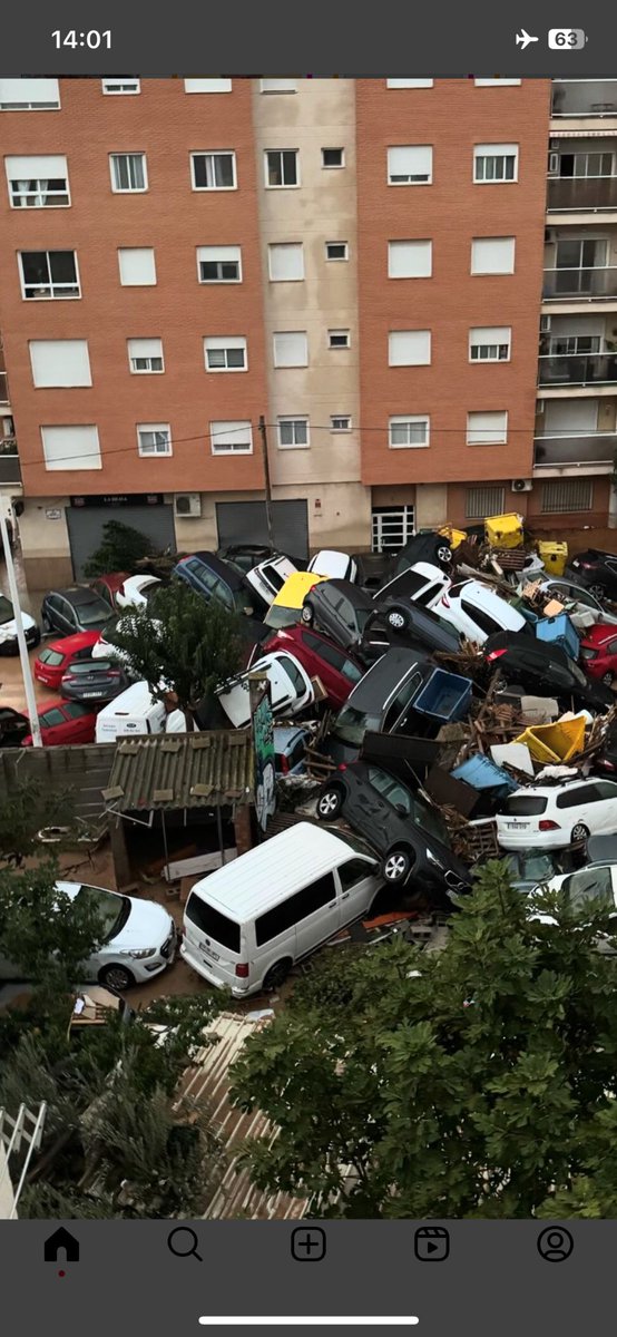 <a href="/gsole14/">Gerard Solé</a> Desolador Gerard … vivo en Catarroja y te digo q es una ciudad en guerra . Está foto es bajo d mi casa . Haced fuerza y dadnos difusión . 
Paiporta, benetuser, Alfafar, sedavi, albal, picanya , Catarroja , la torre . Estamos en la mas absoluta mierda .