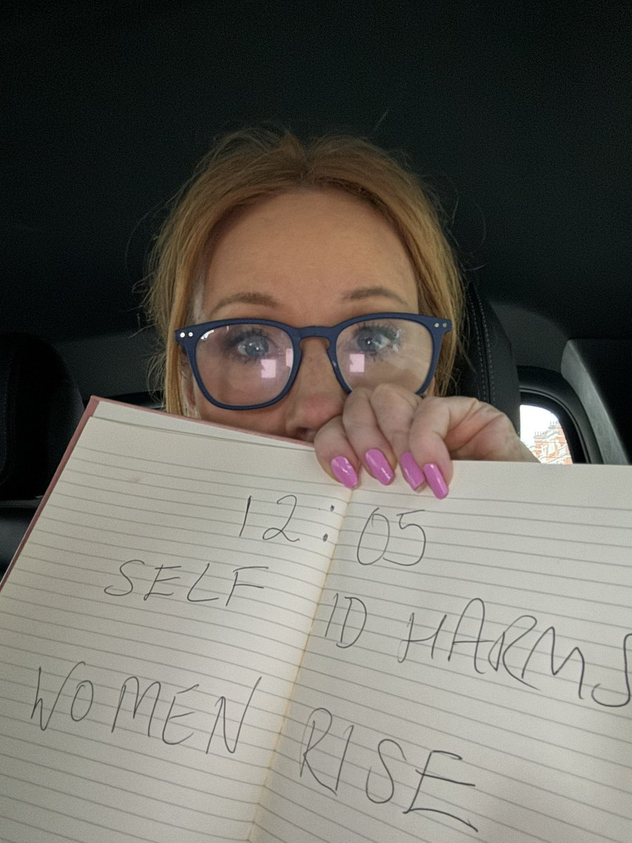 Sending solidarity to German women and girls protesting today.

#SelfIDHarms #12:05 #WomenRise

(Had to be back of a cab, sorry 💜🤍💚)