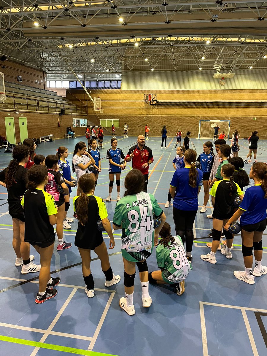 fedmadridbm's tweet photo. ✨🤾🏻‍♀️| Concentraciones BAMAREN
Durante todo el puente más de 200 jugadores se encuentran concentrados dentro del Programa de Tecnificación de la Federación Madrileña.

Además de sesiones de entrenamiento y talleres sobre psicología del deporte y alimentación 🥗
#ImpulsoBamaren https://t.co/fd5Kimq0ew