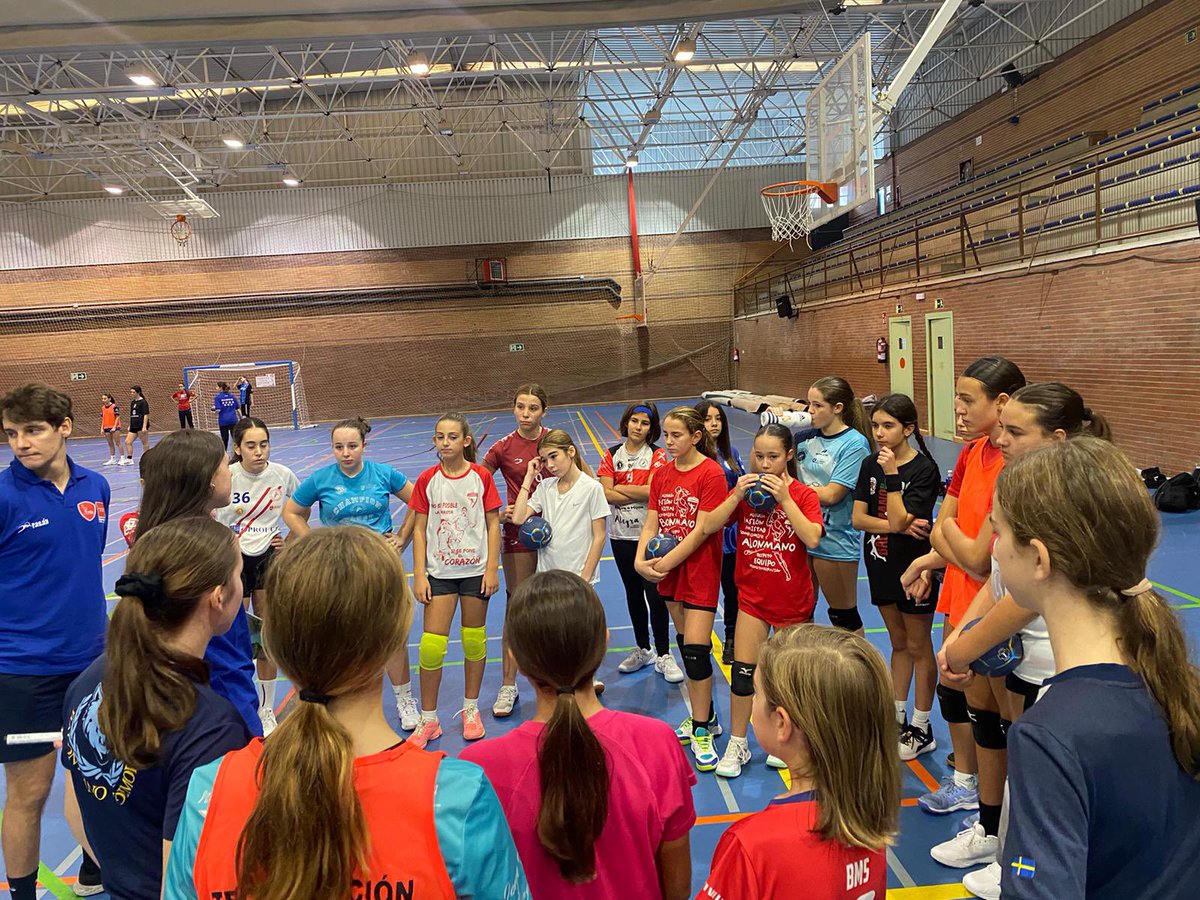 fedmadridbm's tweet photo. ✨🤾🏻‍♀️| Concentraciones BAMAREN
Durante todo el puente más de 200 jugadores se encuentran concentrados dentro del Programa de Tecnificación de la Federación Madrileña.

Además de sesiones de entrenamiento y talleres sobre psicología del deporte y alimentación 🥗
#ImpulsoBamaren https://t.co/fd5Kimq0ew