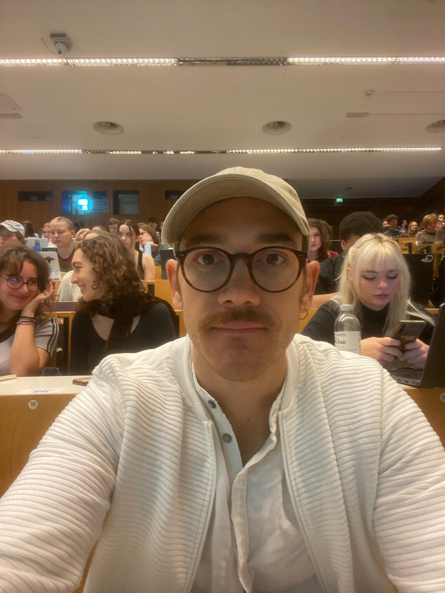 Was sich reimt ist gut: Daher zu #halloween an die Uni Wien 🎃😜Als Lektorin verkleidet im vollen Hörsaal 1 Vorlesung zu Medien und Empowerment gehalten. So viele tolle, junge Menschen, die mit ihren spannenden Fragen beigetragen haben 🙏 Alma Mater🧑‍🎓 #media #journalism #science