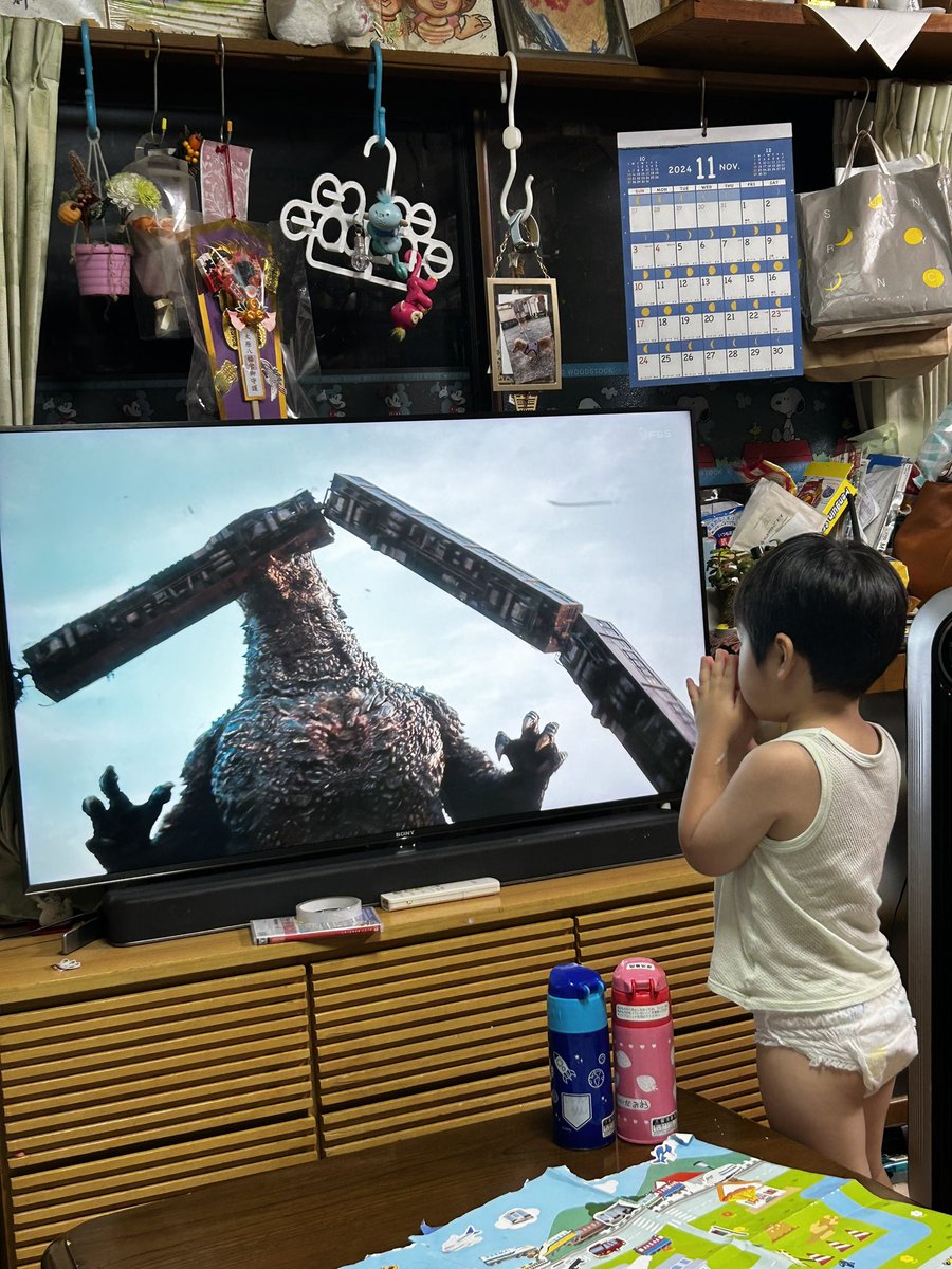 KURAGE1151's tweet photo. ゴジラがテレビから出てこないように祈る息子
#ゴジラ https://t.co/6ltHrGu29D