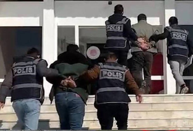 darkwebhaber's tweet photo. Amedspor - Pendikspor maçında İstiklal Marşı okunurken ayağa kalkmayan 2 kişi gözaltına alındı. https://t.co/e0oKKbErhR