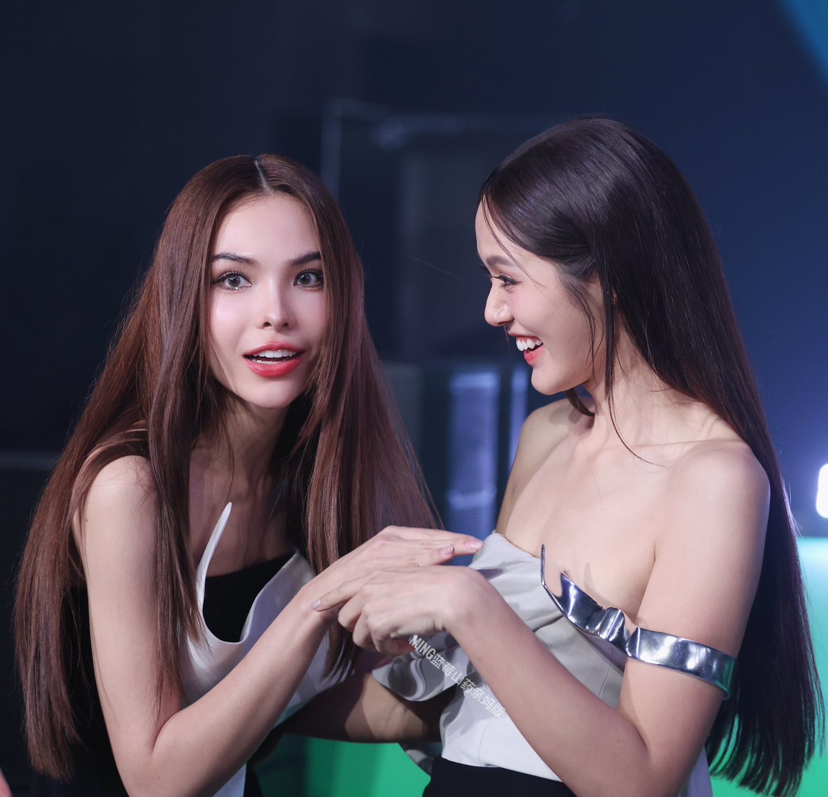 MingPhotog's tweet photo. #iQIYIIJoyTH2025xLMSY
They love each other so much
Guys I am crying🥹🥹🥹🥹🥹
#SonyaSanranphat 
#LookmheePunyapat 
#LMSY https://t.co/NloHnuCeCG