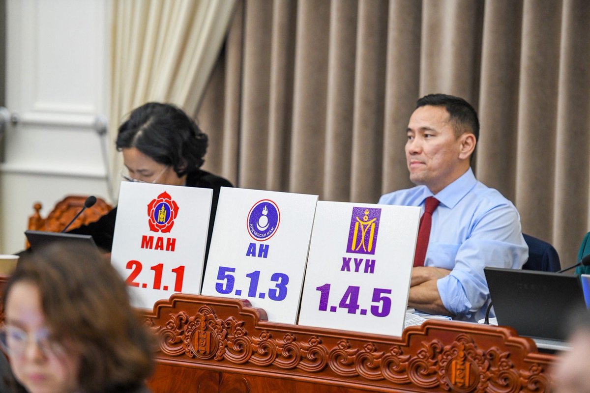 4-хөн сарын өмнө амлаж байсан төсвийн зардлын тухай мөрийн хөтөлбөрийн заалтууд:  

МАН: 2.1.1. Улсын төсвийн зарлагын ДНБ-д эзлэх хувийг 25% хүртэл болгож бууруулна.

АН: 5.1.3. Монгол улсын нэгдсэн төсвийн зардлыг 20%-р танана.

ХҮН: 1.4.5. … төсвийн зардлыг бодитоор бууруулах