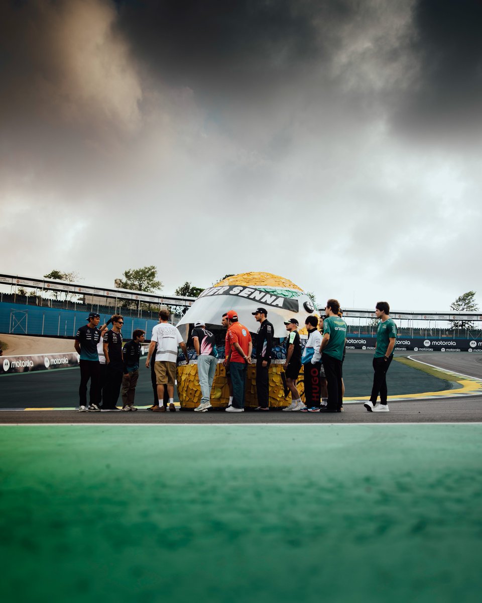F1's tweet photo. A special moment 😍

Sebastian Vettel brings the grid together to celebrate the legacy of Ayrton Senna ahead of the Sao Paulo Grand Prix weekend 💛💚

#F1 #BrazilGP https://t.co/Odwr1TsAsi