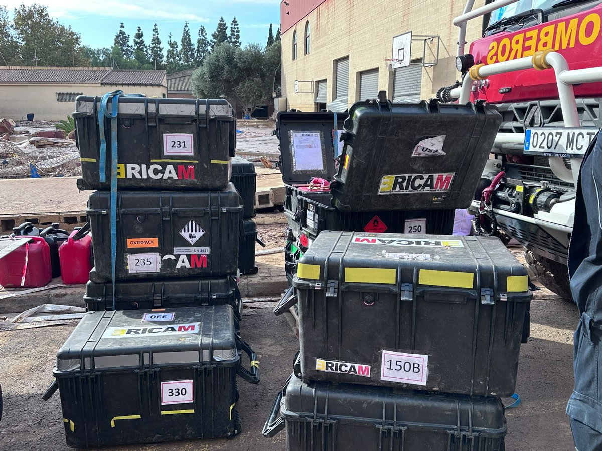 ✔️ El #ERICAM se encuentra trabajando de manera intensa en #Benetússer. 

✔️ Se encuentran en una zona cercana a la comisaría de policía local revisando las estructuras de los edificios para comprobar su estabilidad. 

#BomberosCM 
#SUMMA112 
<a href="/ESDP_esp/">Escuela Española Salvamento y Detección con Perros</a> 
<a href="/LasRozasPCivil/">PCivil Las Rozas</a> 
#ASEM112