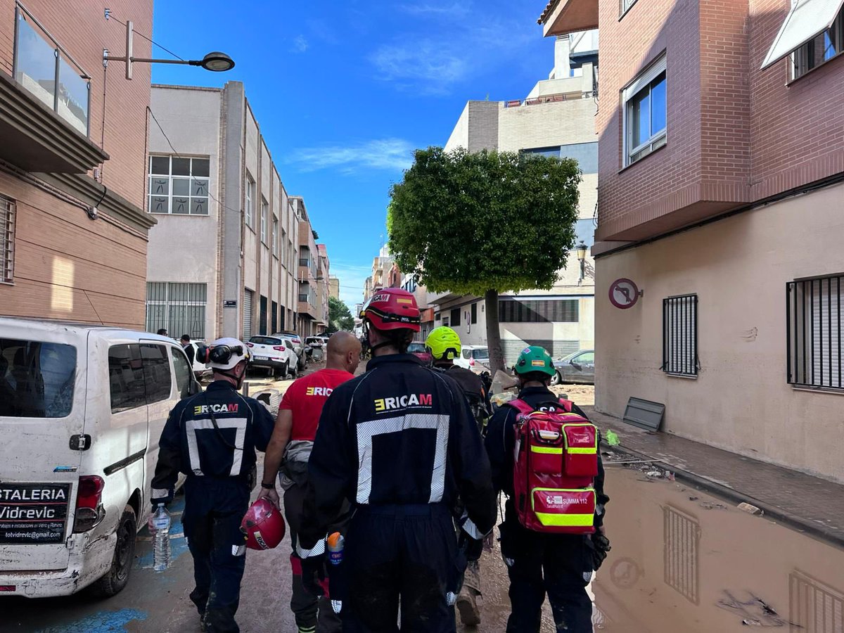 112cmadrid's tweet photo. ✔️ El #ERICAM se encuentra trabajando de manera intensa en #Benetússer. 

✔️ Se encuentran en una zona cercana a la comisaría de policía local revisando las estructuras de los edificios para comprobar su estabilidad. 

#BomberosCM 
#SUMMA112 
@ESDP_esp 
@LasRozasPCivil 
#ASEM112 https://t.co/zvR3wdozev