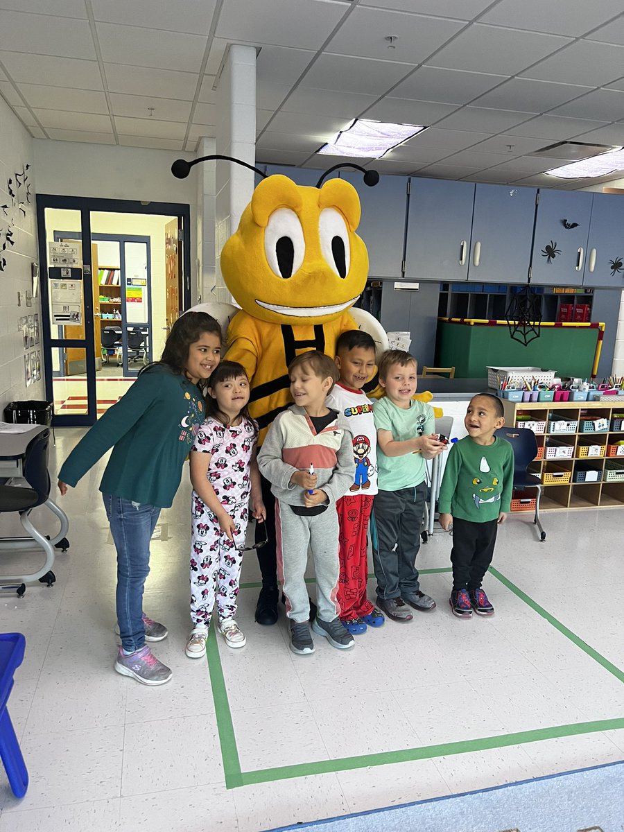 Bee_neoxo's tweet photo. CrosBEE came to visit STARS today 🥰 #HarvardRising @CrosbyElemD50 https://t.co/WVsVVovn4K