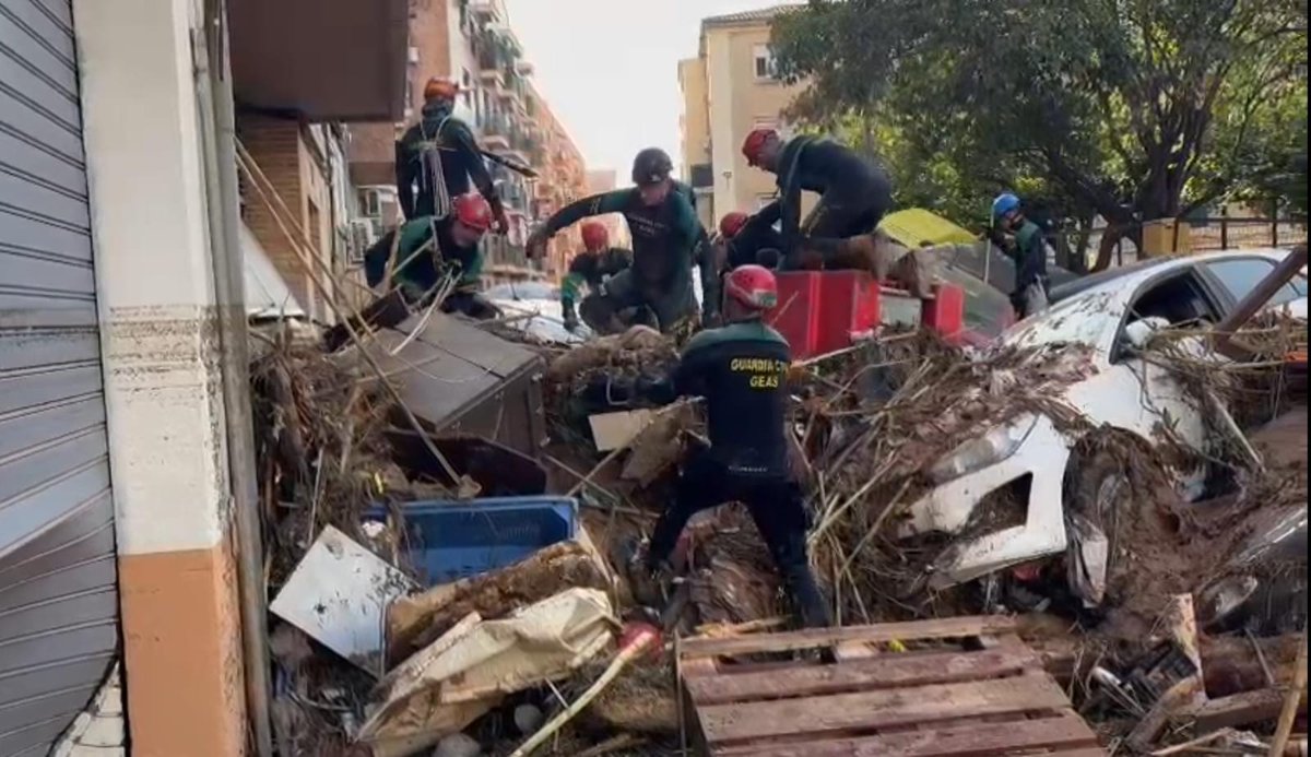 DJGC_Oficial's tweet photo. Su #profesionalidad, #intuición y #sacrificio, los #GEAS y resto @guardiacivil están x encima de palabrerías políticas, sus sentidos sólo se centran en búsqueda y localización de personas, de vidas pendientes de un hilo en @GVA112
@Ajunt_Paiporta
#Valencia
#dana
#heroes
#Polillas https://t.co/qfDeJ6vIeq