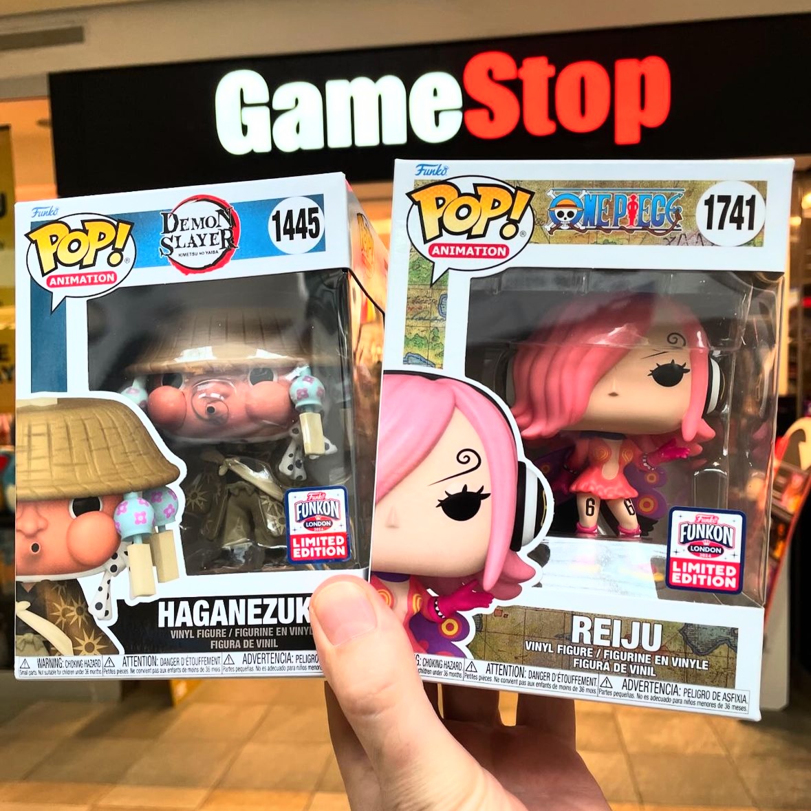 FunkoPOPsNews's tweet photo. In hand with Hagan and Reiju Funko POPs! From GameStop Canada ~ thanks @b_townpops ~ #FunKon #FPN #FunkoPOPNews #Funko #POP #POPVinyl #FunkoPOP #FunkoSoda https://t.co/TsalADRgo7
