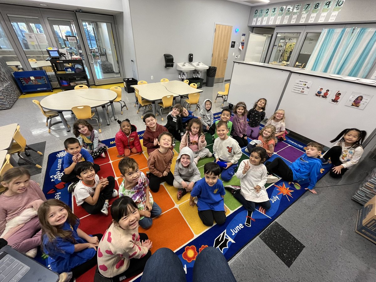 Our first kindergarten kindness crew made my heart happy #BetterTogether <a href="/HappyatHSYL/">Hawthorn School for Young Learners</a> 💙💛
